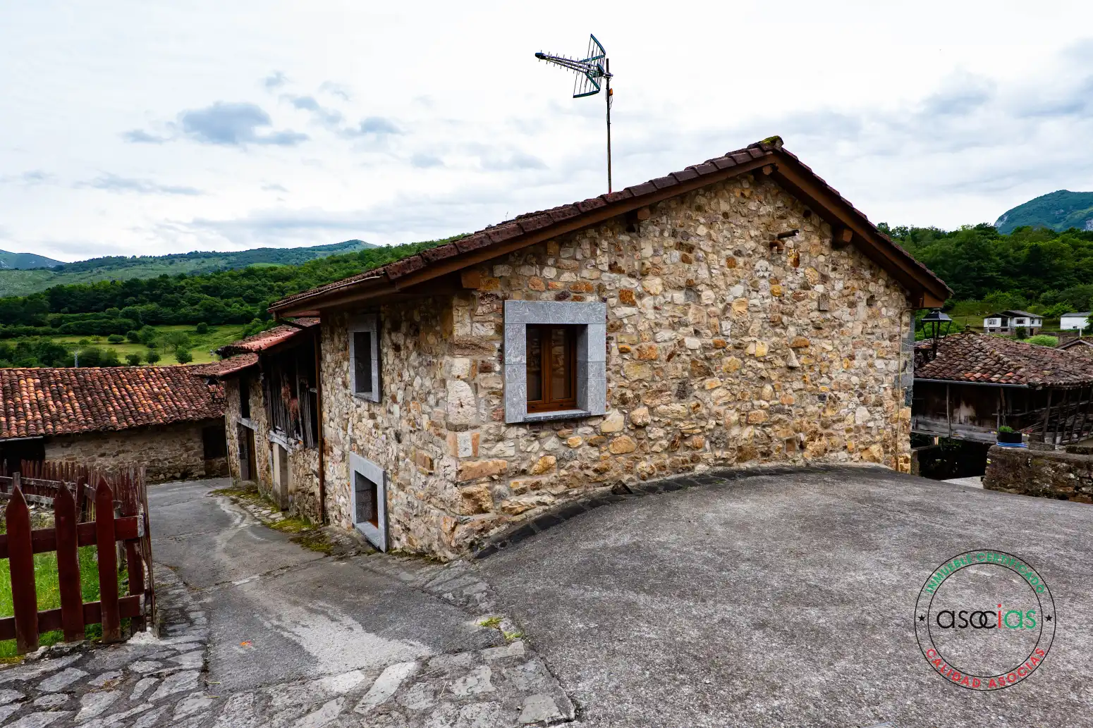 Vista exterior de Casa o chalet en venta en Sobrescobio