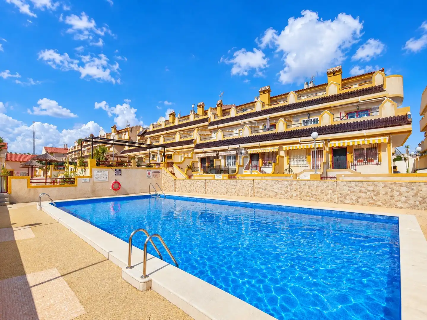 Piscina de Casa adosada en venda en Orihuela Costa