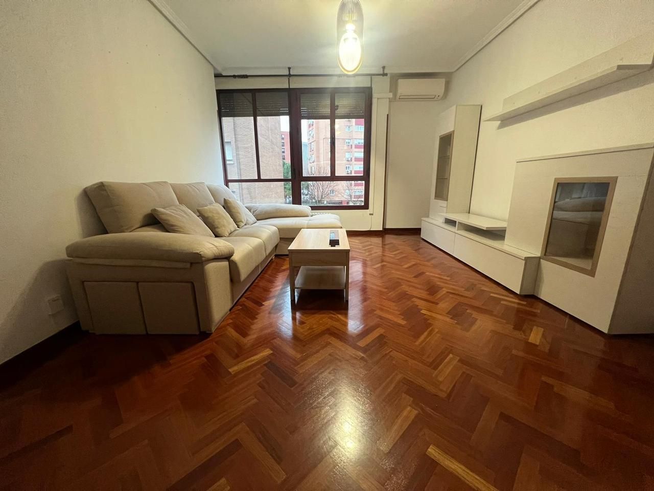 Sala d'estar de Pis de lloguer en  Madrid Capital amb Aire condicionat, Calefacció i Jardí privat