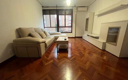 Living room of Flat to rent in  Madrid Capital  with Air Conditioner, Heating and Private garden