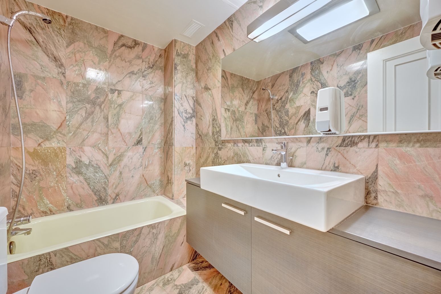 Bany de Pis en venda en  Pamplona / Iruña amb Calefacció i Balcó