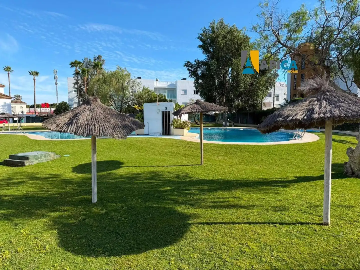 Piscina de Casa adosada en venta en Chiclana de la Frontera con Terraza, Piscina y Piscina comunitaria