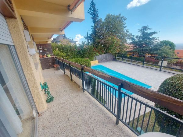 Piscina de Pis en venda en San Lorenzo de El Escorial amb Calefacció, Terrassa i Piscina comunitària
