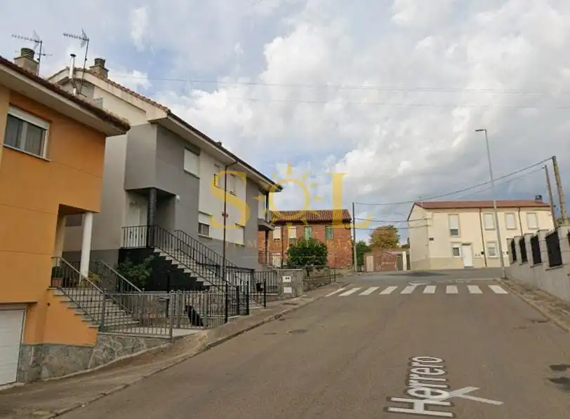 Vista exterior de Casa adosada en venta en Sariegos con Calefacción, Jardín privado y Terraza