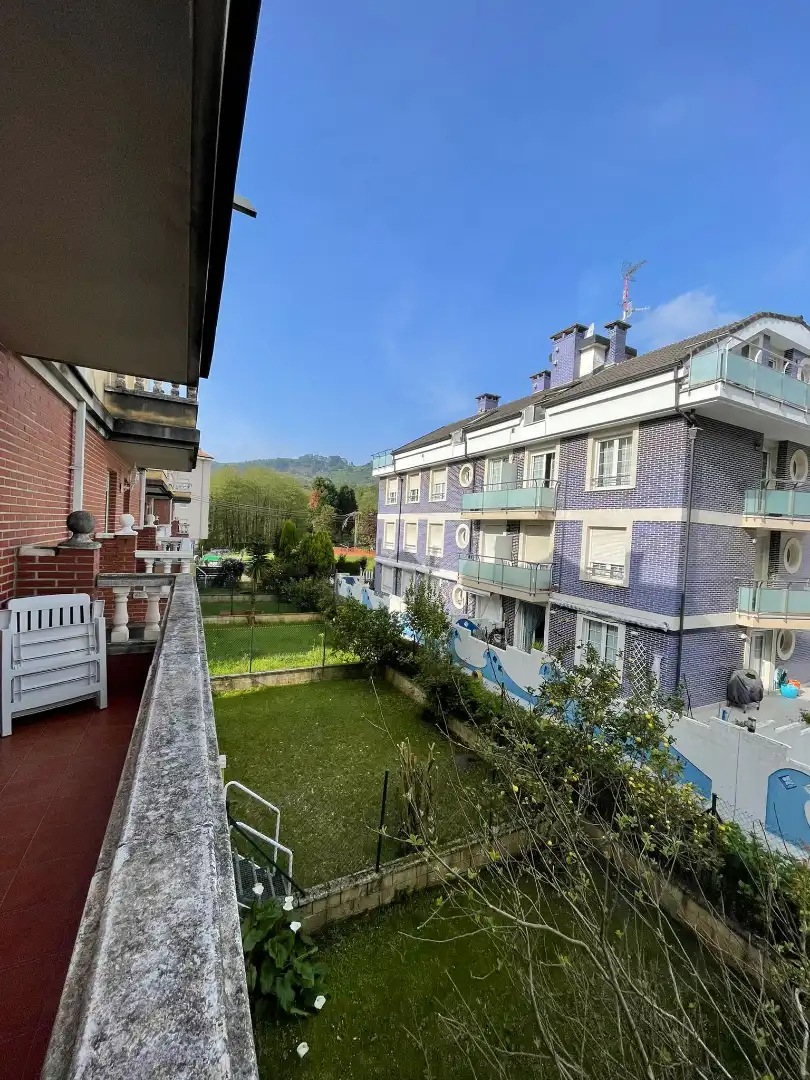 Außenansicht von Einfamilien-Reihenhaus zum Verkauf in Castro-Urdiales mit Heizung, Privatgarten und Parkett