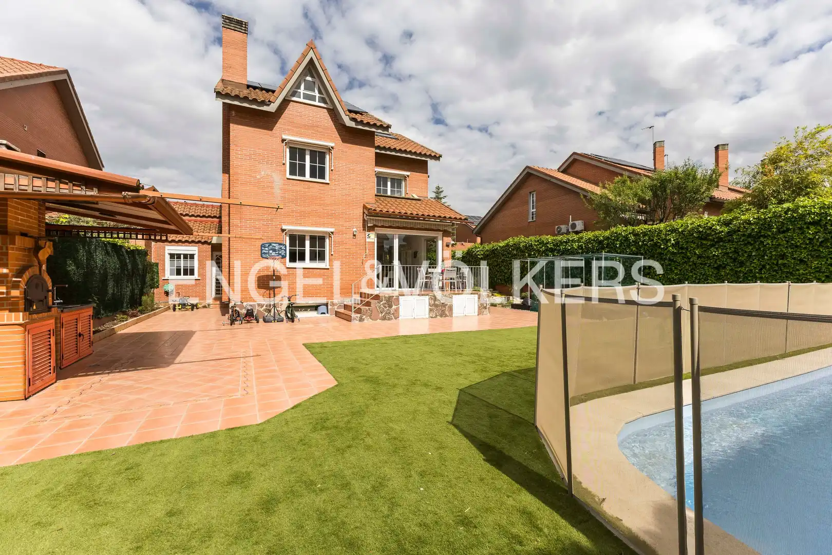 Vista exterior de Casa o chalet en venta en Rivas-Vaciamadrid con Aire acondicionado, Calefacción y Jardín privado