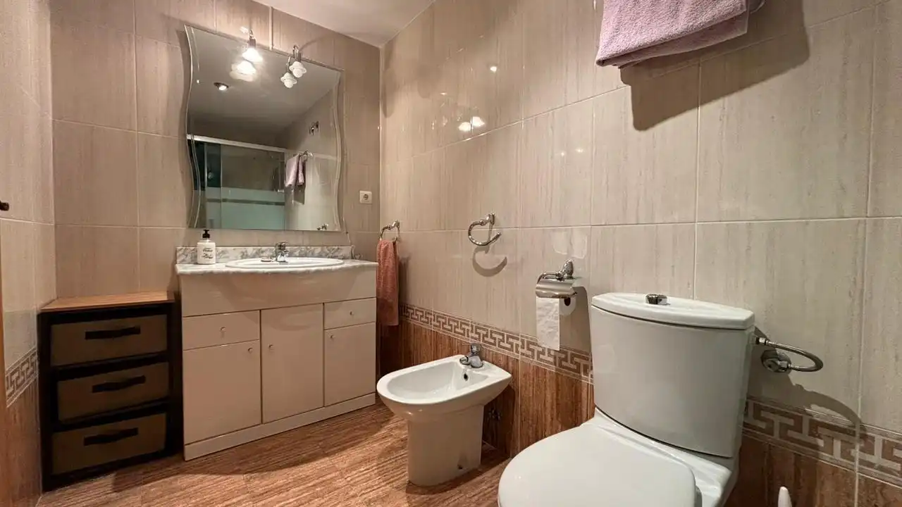 Bany de Apartament de lloguer en Villajoyosa / La Vila Joiosa amb Aire condicionat, Jardí privat i Terrassa