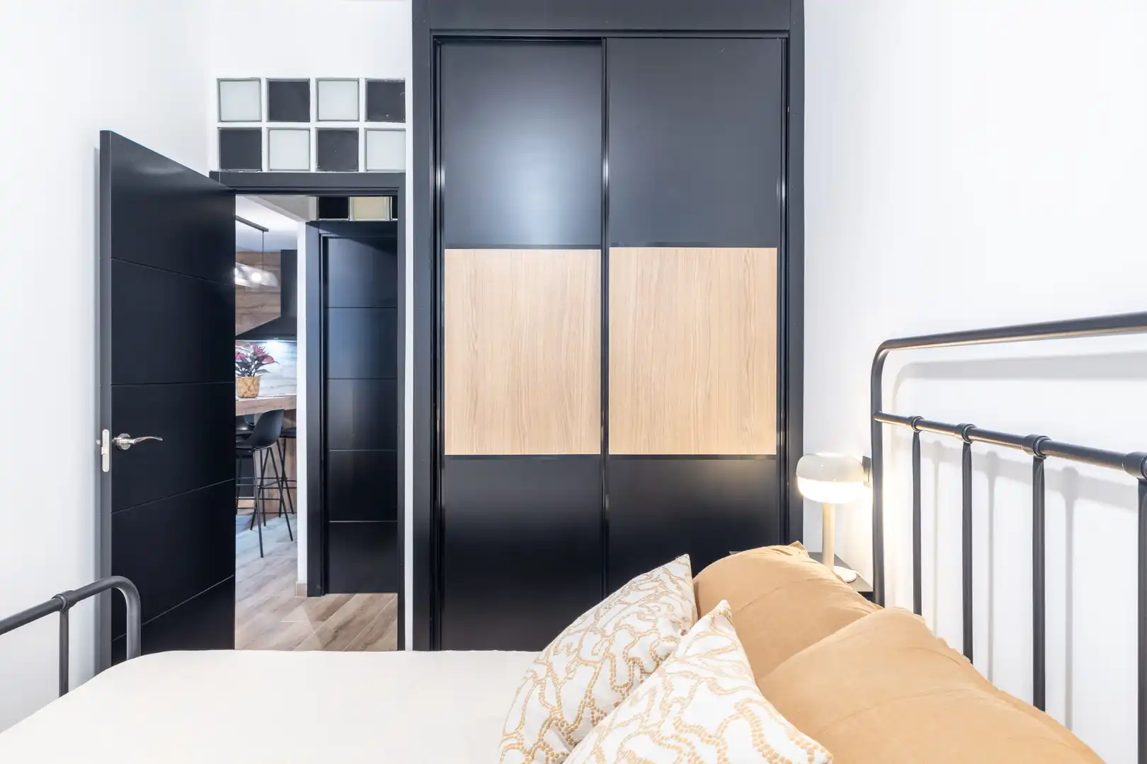 Dormitori de Apartament de lloguer en Madrid amb Aire condicionat, Calefacció i Moblat