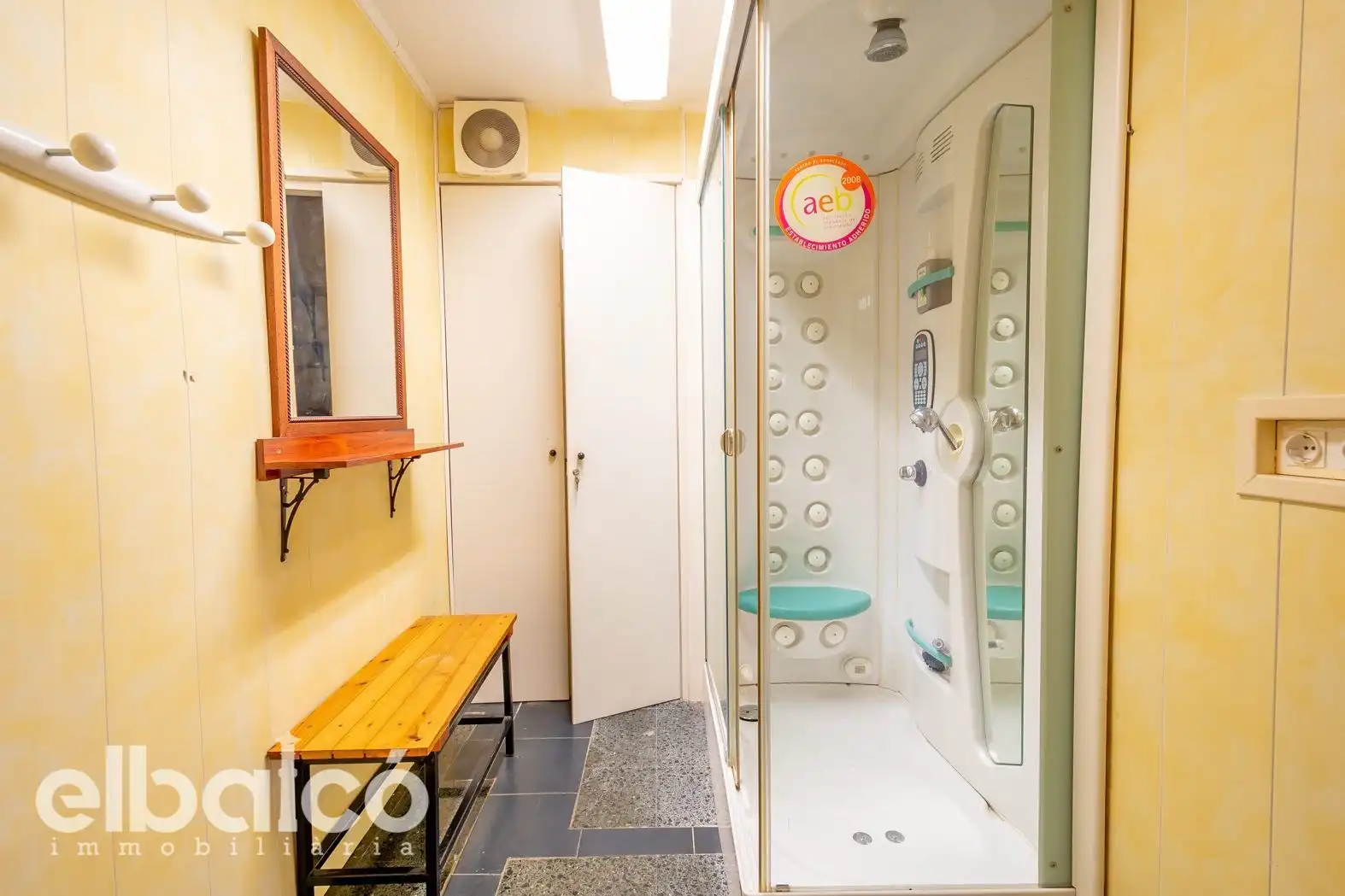 Badezimmer von Geschaftsraum zum Verkauf in Tarragona mit Klimaanlage