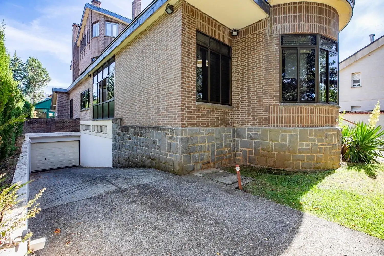 Vista exterior de Casa o xalet en venda en Jaca amb Calefacció, Jardí privat i Terrassa