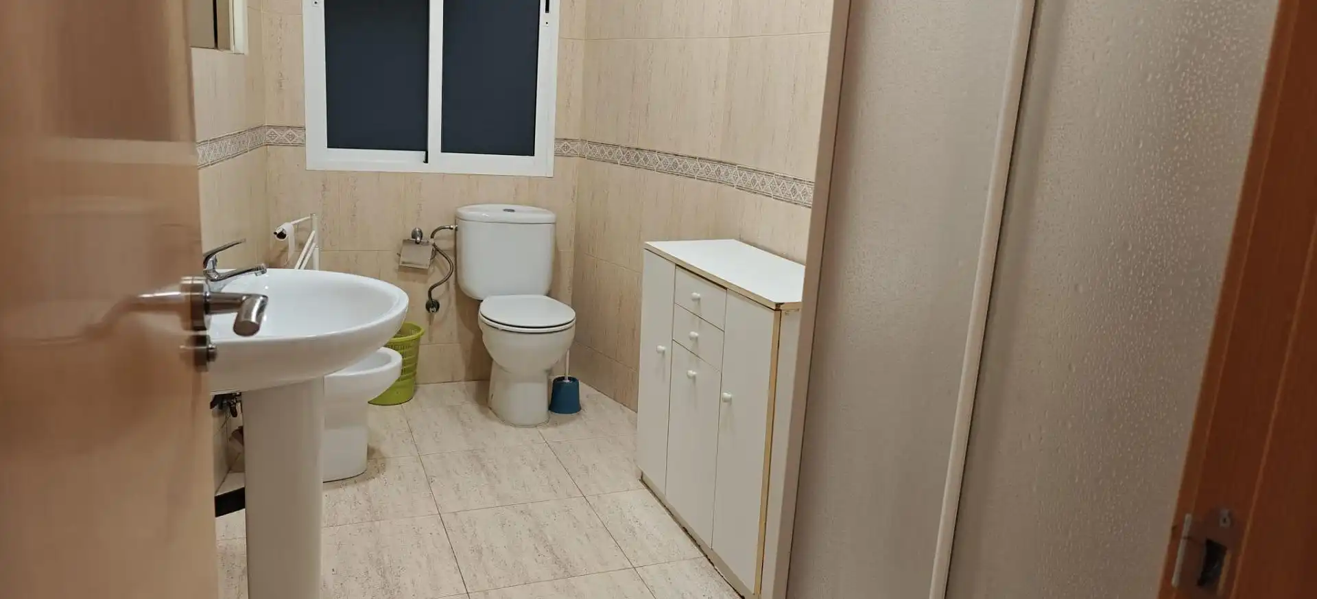 Baño de Piso para compartir en Granada con Amueblado y Balcón