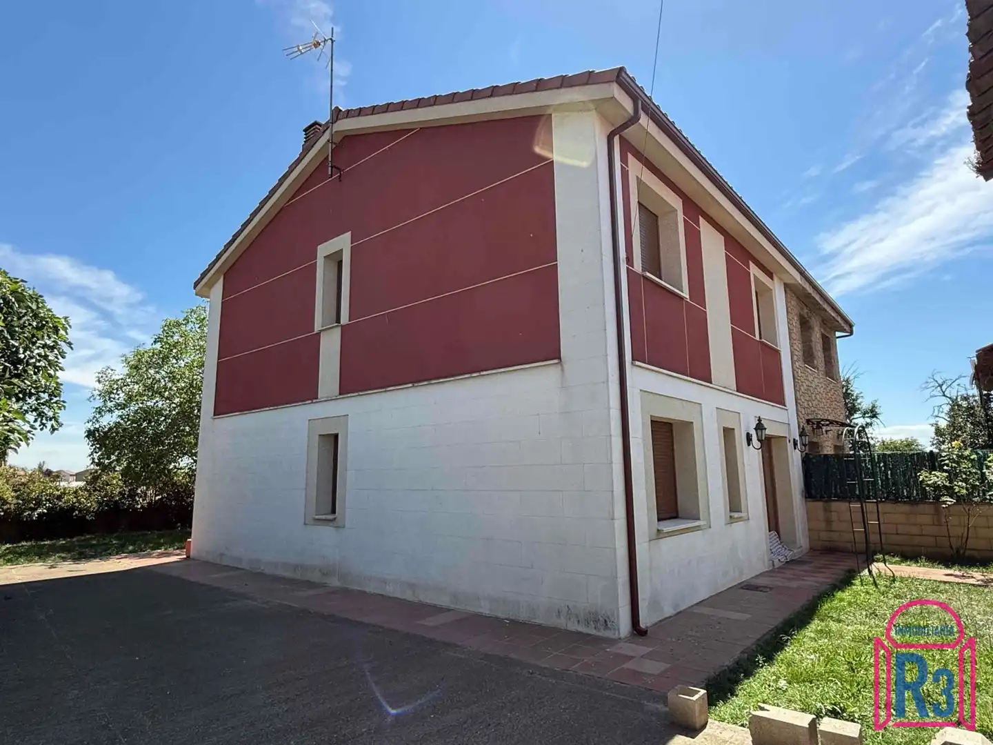 Exterior view of Houses for rent in Onzonilla  with Heating and Furnished