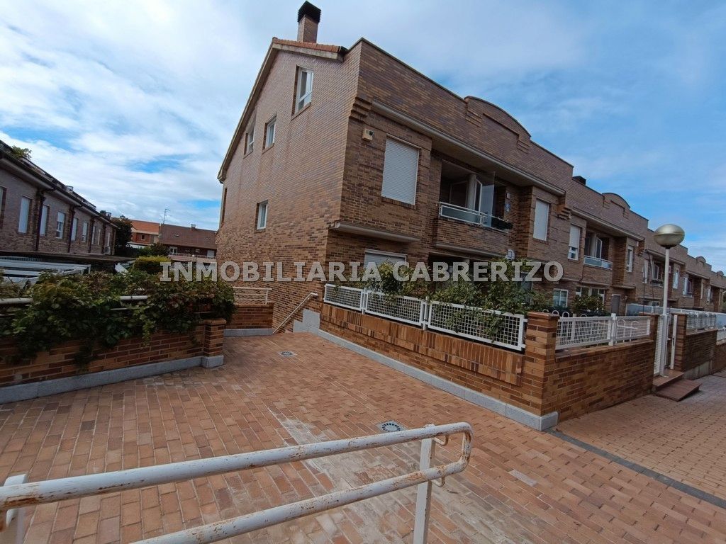 Exterior view of Single-family semi-detached for sale in Villamediana de Iregua  with Air Conditioner, Heating and Private garden