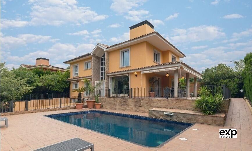 Vista exterior de Casa o xalet de lloguer en Paterna amb Aire condicionat, Calefacció i Jardí privat
