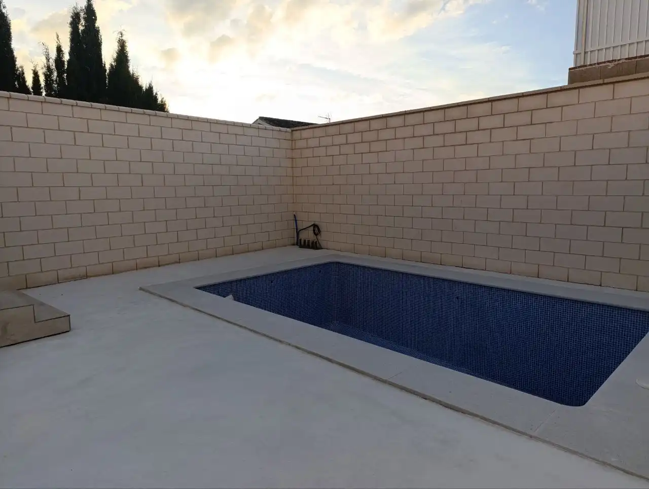 Schwimmbecken von Einfamilien-Reihenhaus zum Verkauf in Valdepeñas mit Heizung, Terrasse und Abstellraum