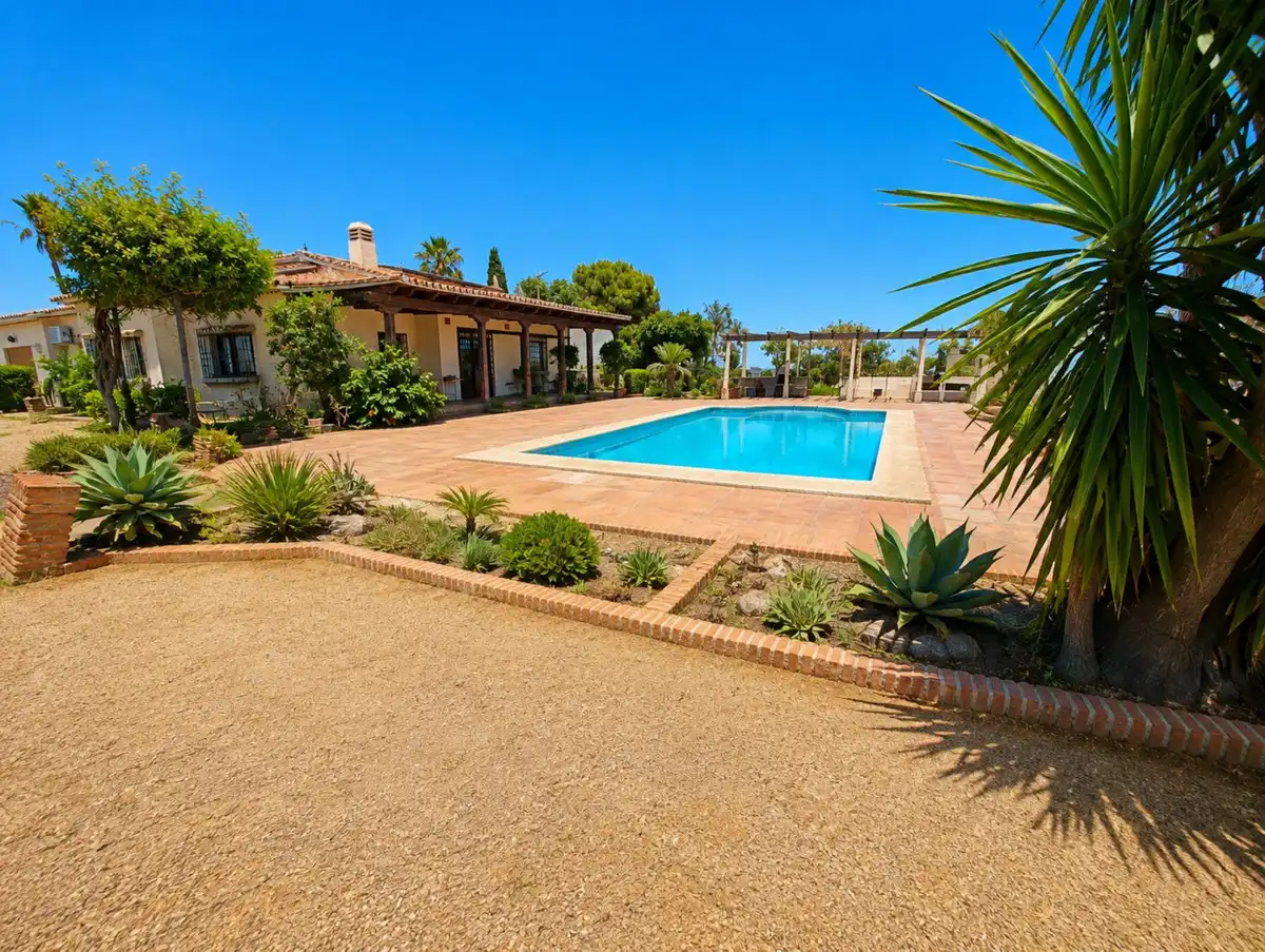 Swimming pool of Residential for sale in Estepona