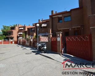 Vista exterior de Casa adosada de lloguer en  Madrid Capital amb Aire condicionat, Calefacció i Jardí privat