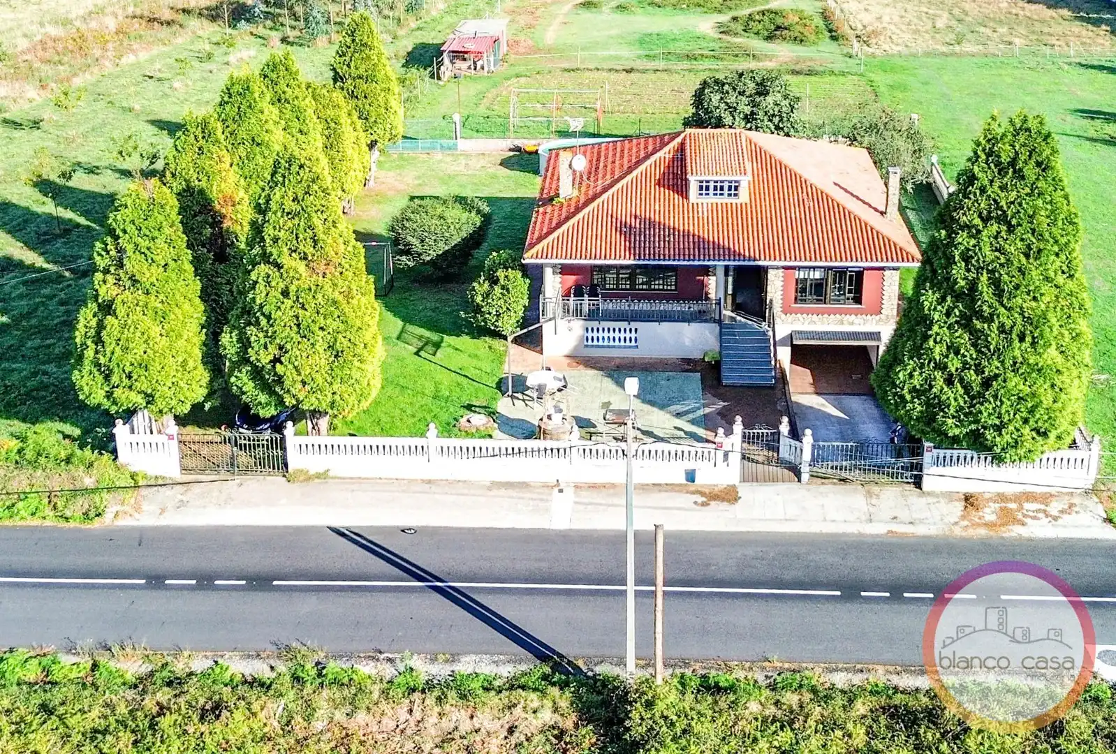 Vista exterior de Casa o chalet en venta en Carballo con Calefacción