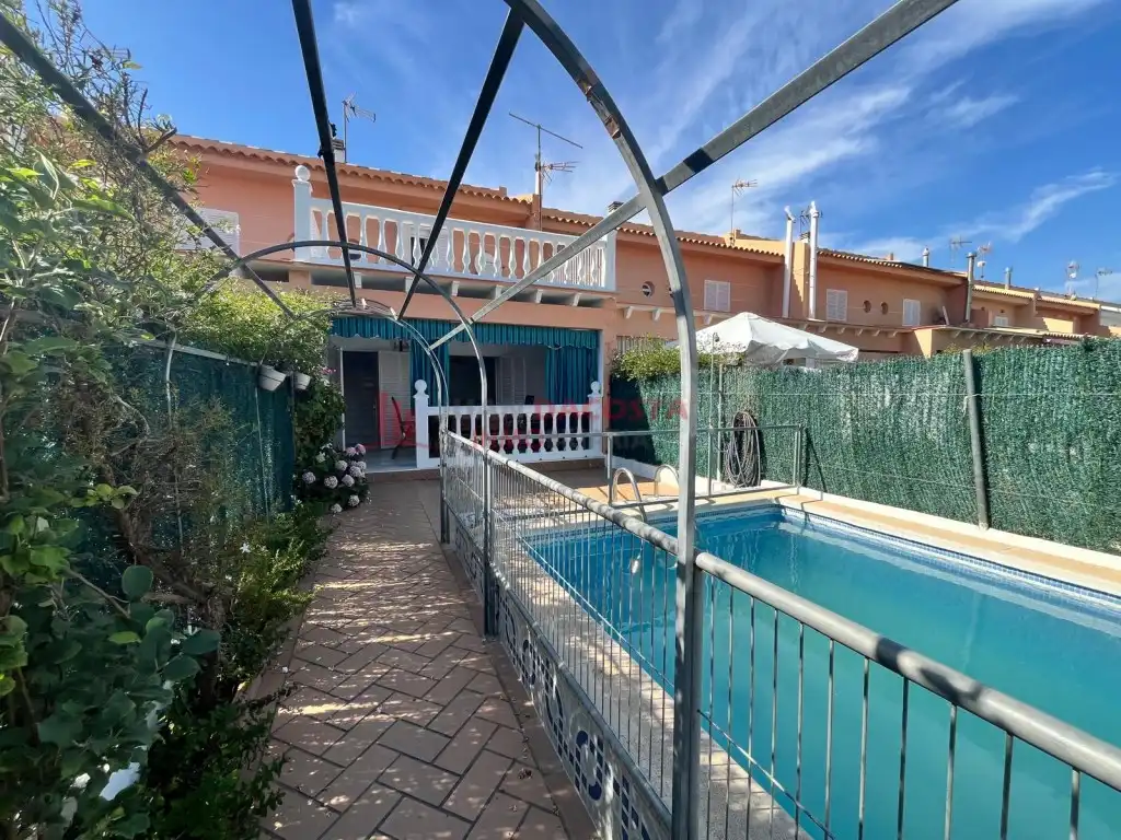 Swimming pool of Houses for rent in La Antilla