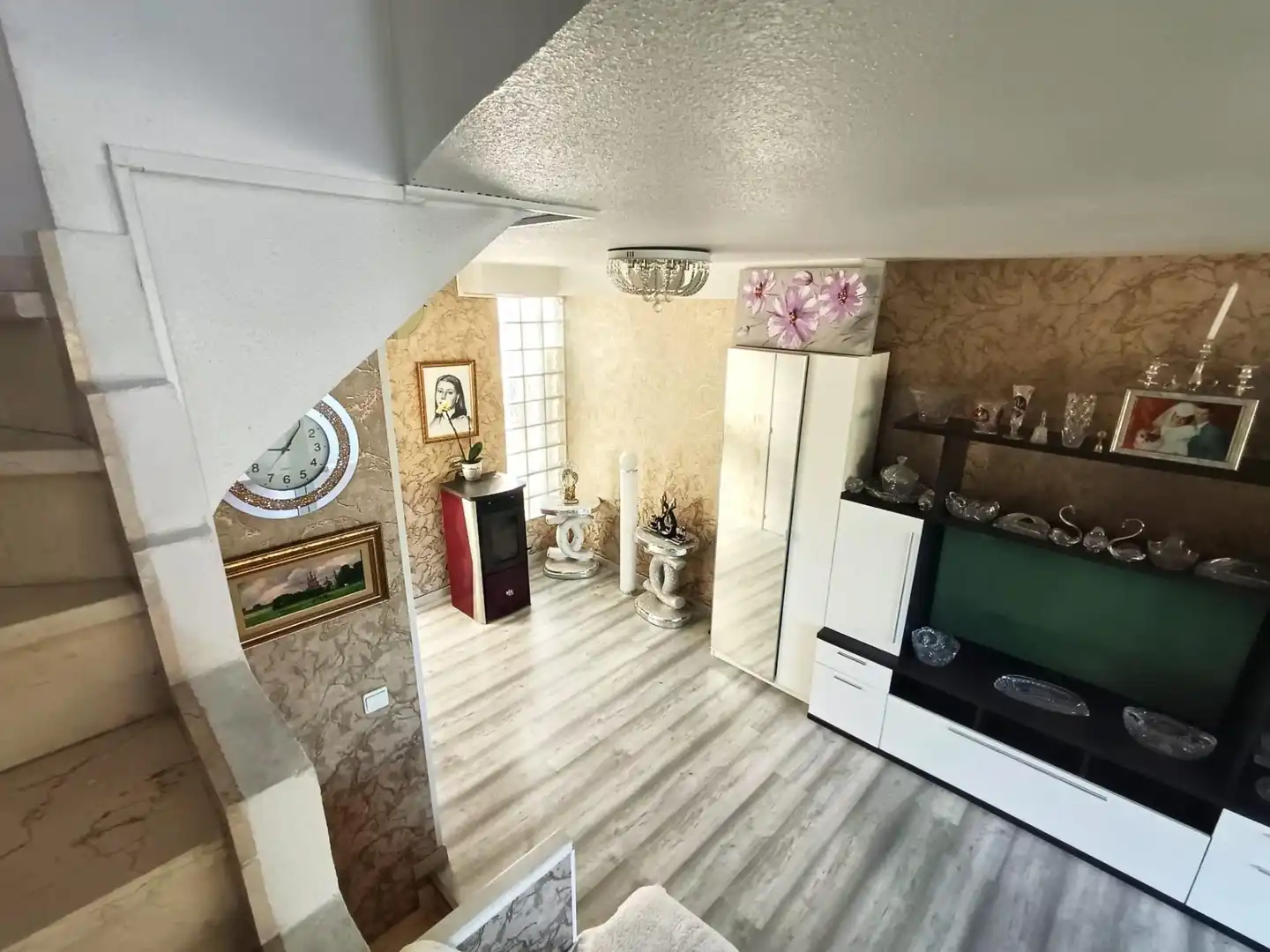 Wohnzimmer von Einfamilien-Reihenhaus zum Verkauf in Petrer mit Klimaanlage, Heizung und Gemeinschaftspool