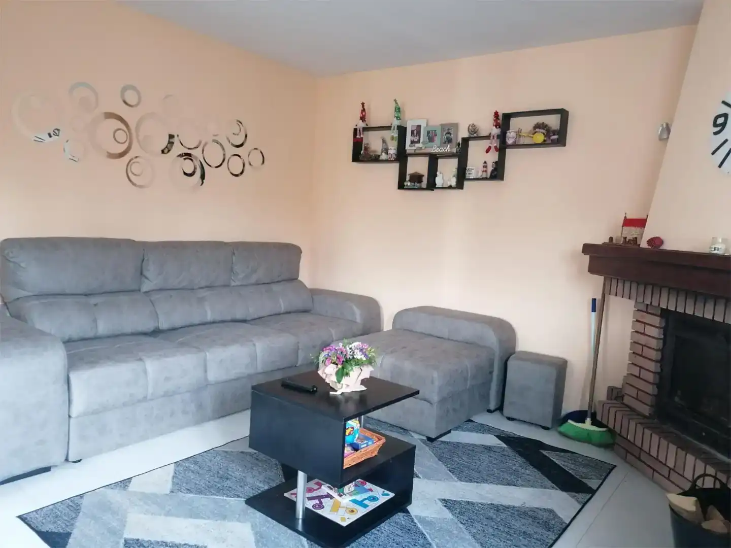 Sala d'estar de Casa o xalet en venda en Ponteceso amb Parquet, Moblat i Forn
