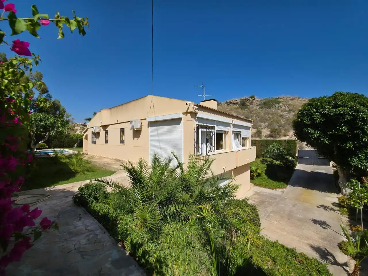 Exterior view of Houses for sale in El Campello  with Air Conditioner, Terrace and Swimming Pool