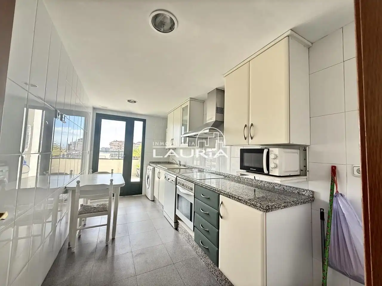 Küche von Dachboden zum Verkauf in Valencia mit Klimaanlage und Terrasse
