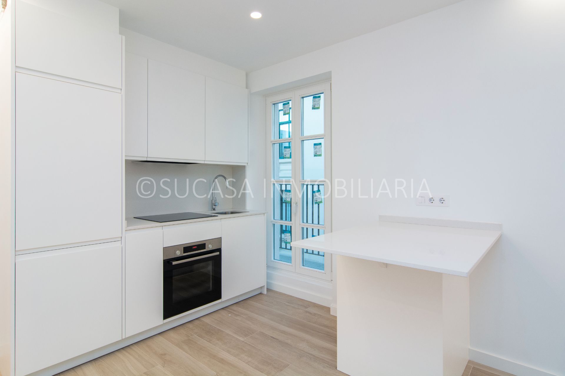 Cuina de Apartament en venda en A Coruña Capital  amb Calefacció, Forn i Balcó