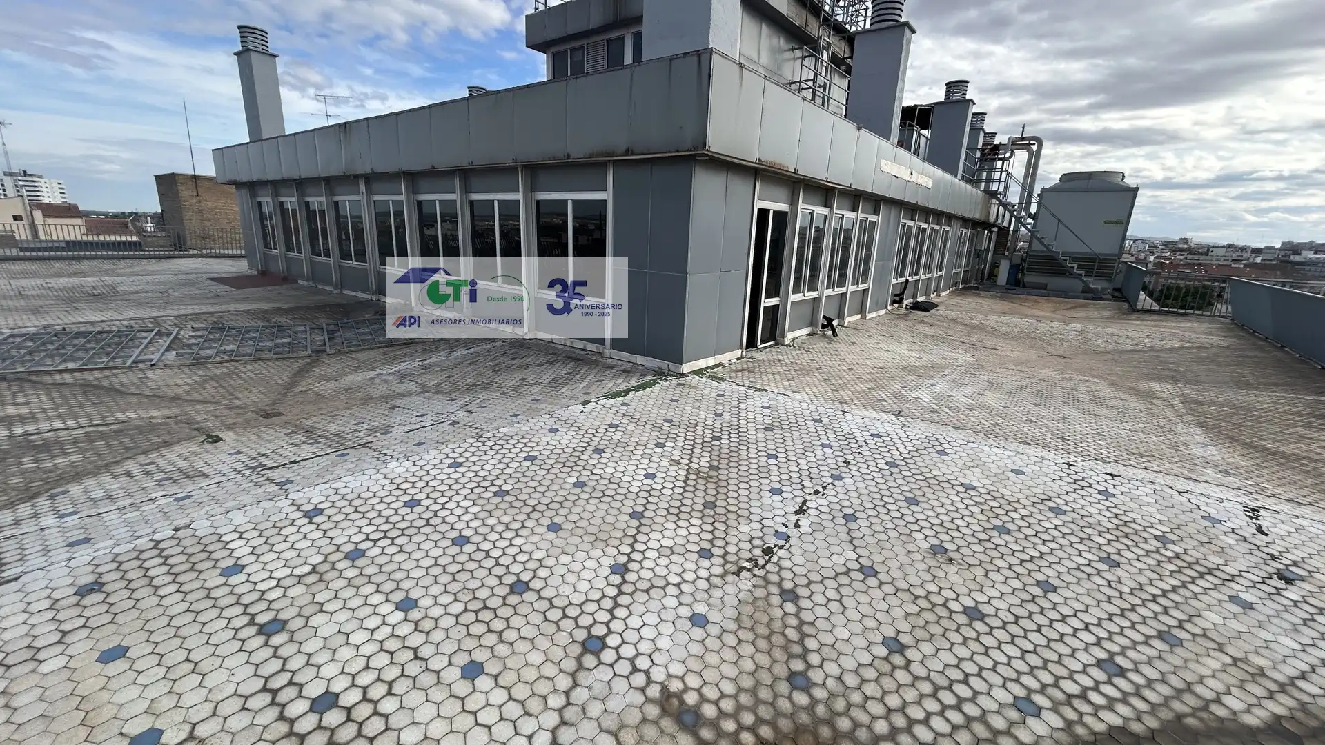 Vista exterior de Oficina de alquiler en  Zaragoza Capital