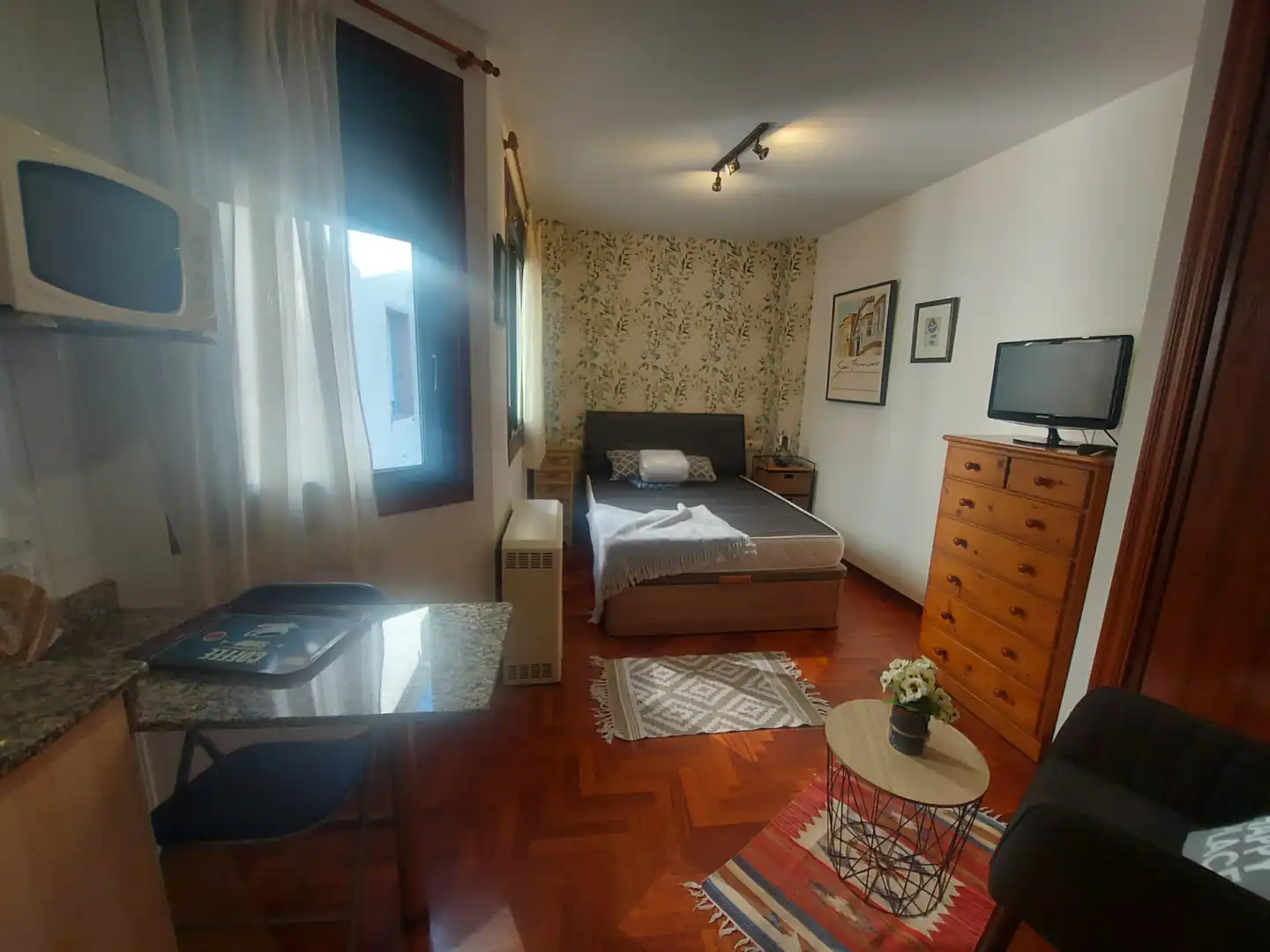 Dormitori de Estudi de lloguer en Vigo  amb Parquet, Moblat i Forn