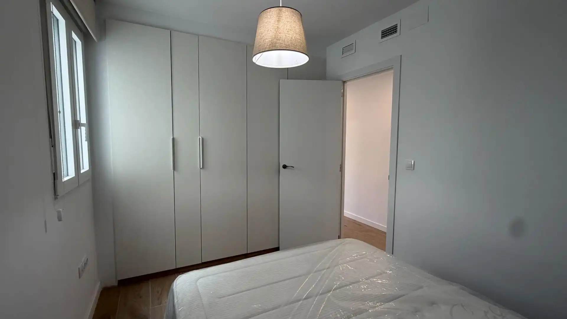 Dormitori de Apartament de lloguer en Valencia amb Aire condicionat, Calefacció i Moblat