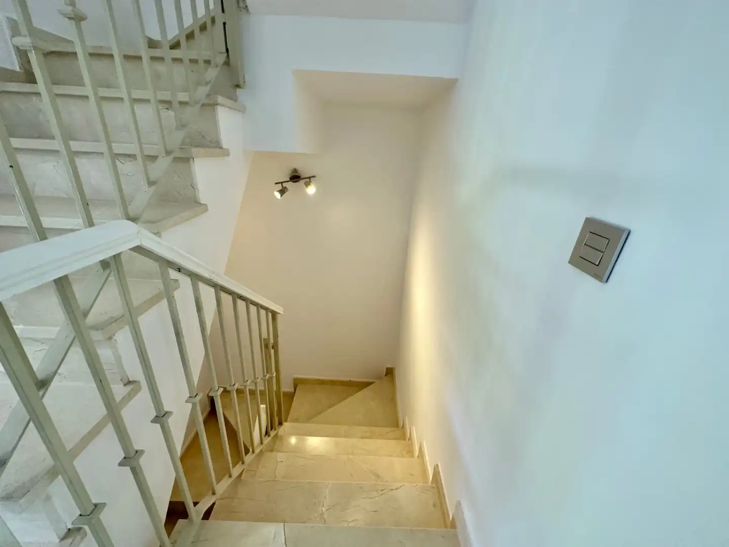 Einfamilien-Reihenhaus zum Verkauf in Marbella mit Klimaanlage, Privatgarten und Terrasse