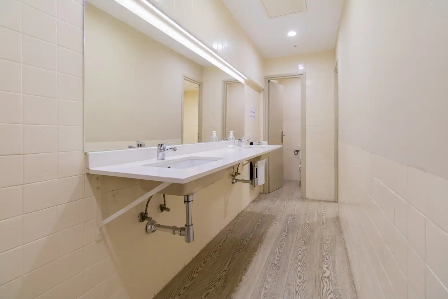 Bathroom of Office for rent in  Pamplona / Iruña