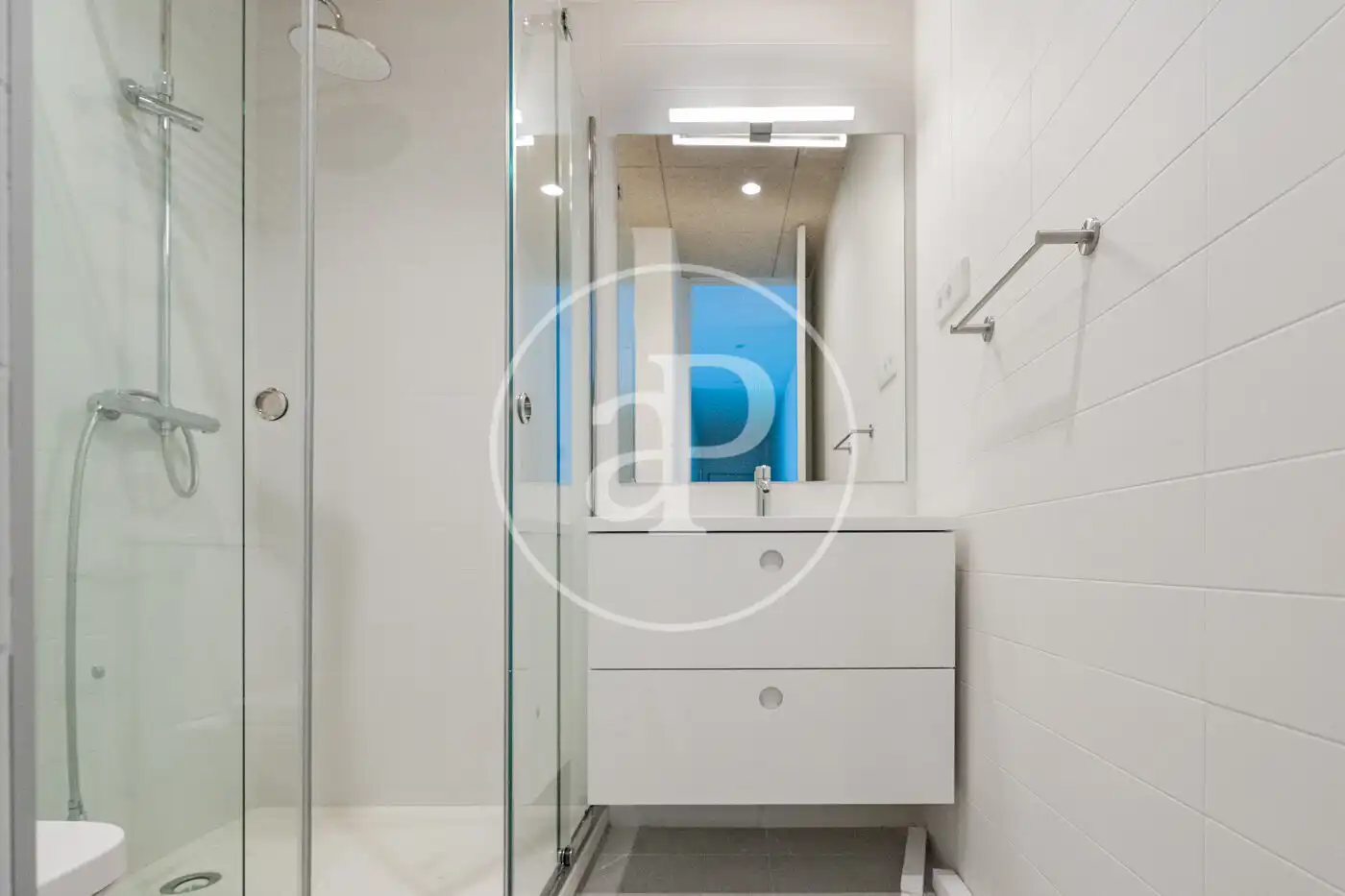 Baño de Piso de alquiler en Madrid con Aire acondicionado, Calefacción y Jardín privado