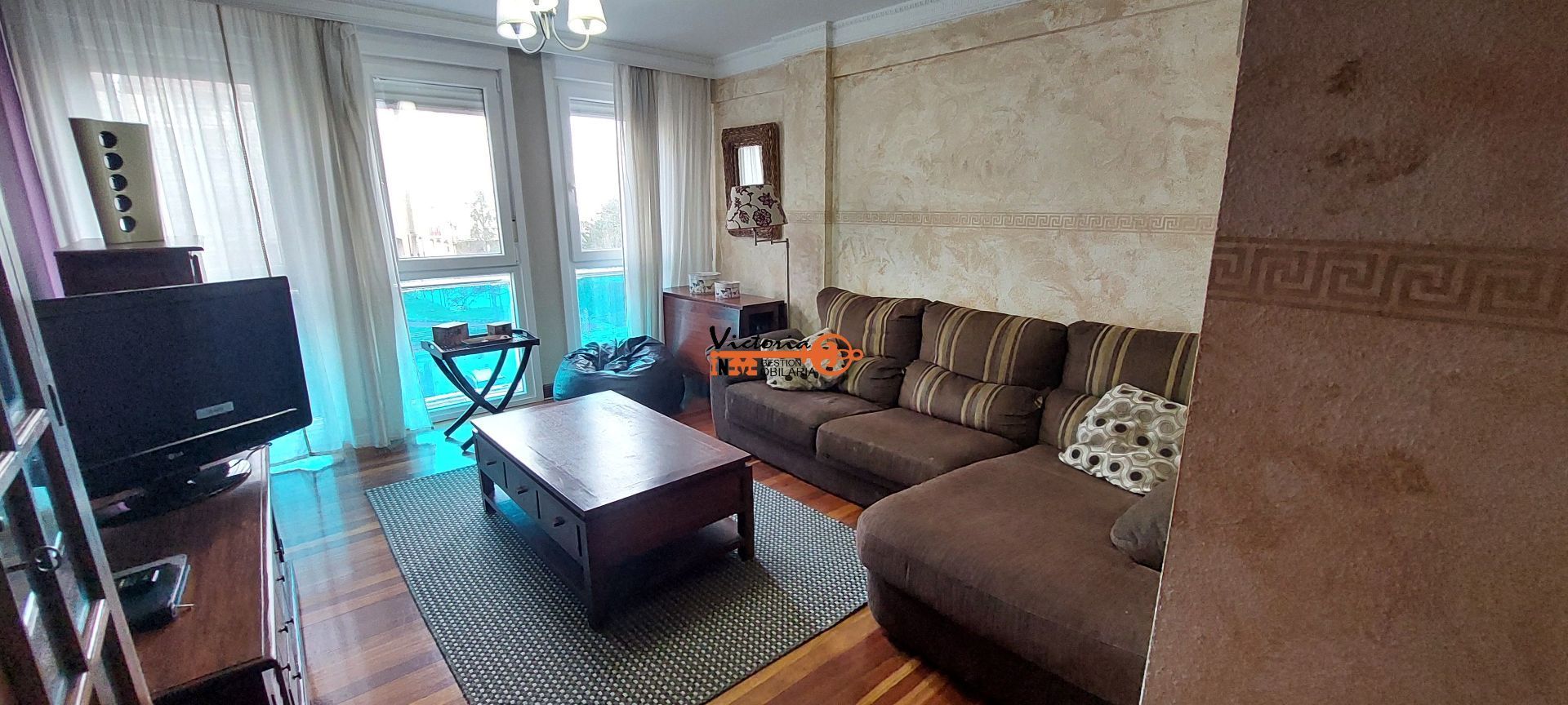 Sala d'estar de Dúplex en venda en Castro-Urdiales amb Calefacció, Traster i Piscina comunitària