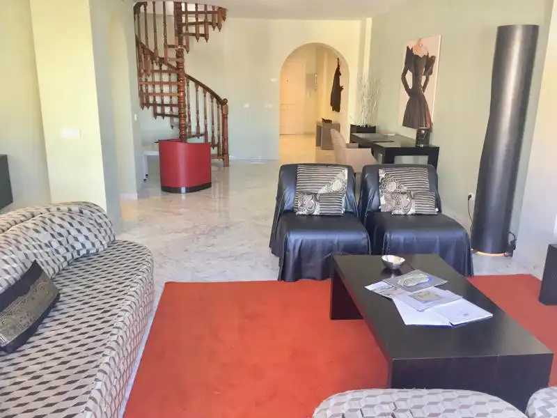 Sala de estar de Ático en venta en Marbella con Aire acondicionado, Terraza y Trastero