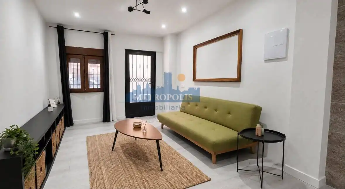 House with garden for sale in calle Burgà