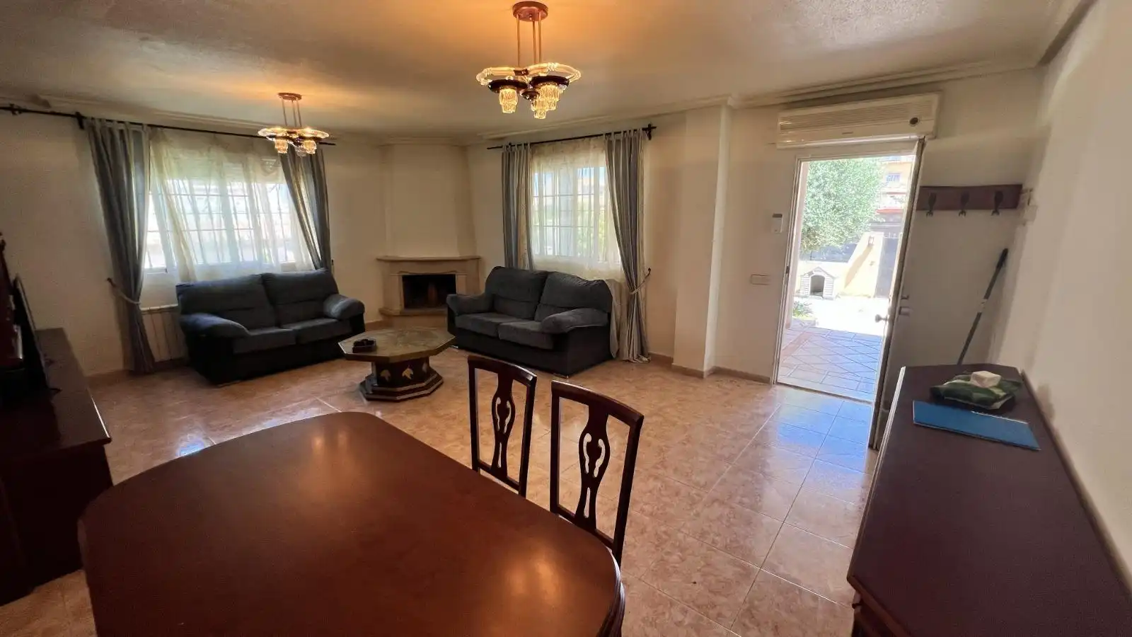 Sala de estar de Casa adosada en venta en Torrevieja con Aire acondicionado, Jardín privado y Terraza