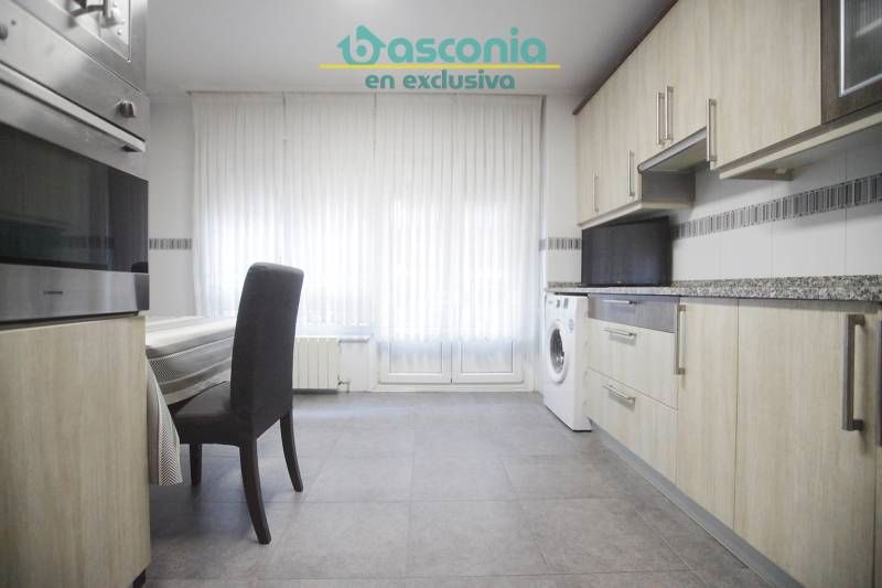 Dormitori de Pis en venda en Basauri  amb Terrassa, Moblat i Balcó