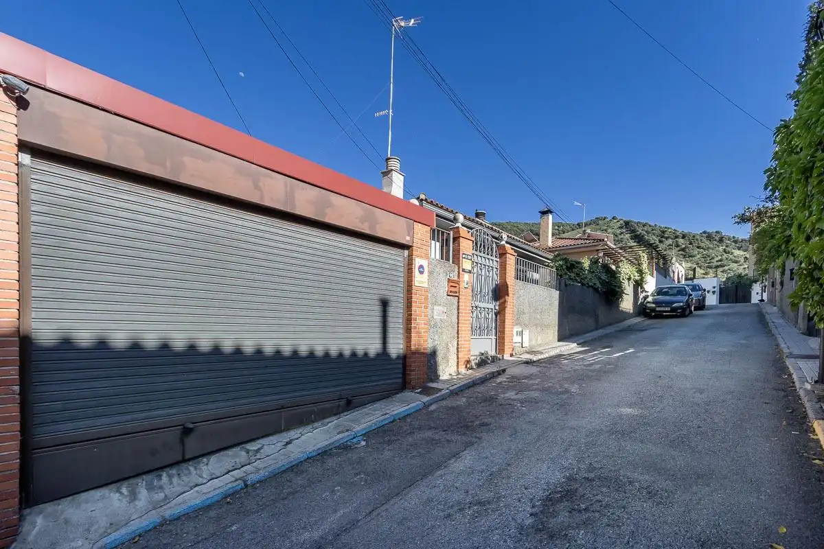 Vista exterior de Casa o xalet en venda en Pinos Genil amb Aire condicionat, Jardí privat i Terrassa