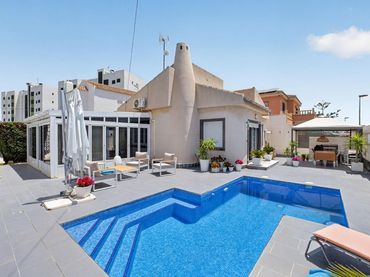 Chalet con piscina en venta en Mil Palmeras