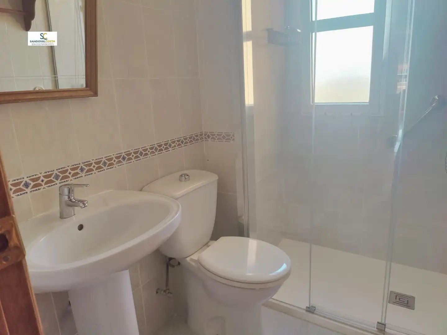 Baño de Piso de alquiler en Alicante / Alacant con Parquet y Piscina comunitaria
