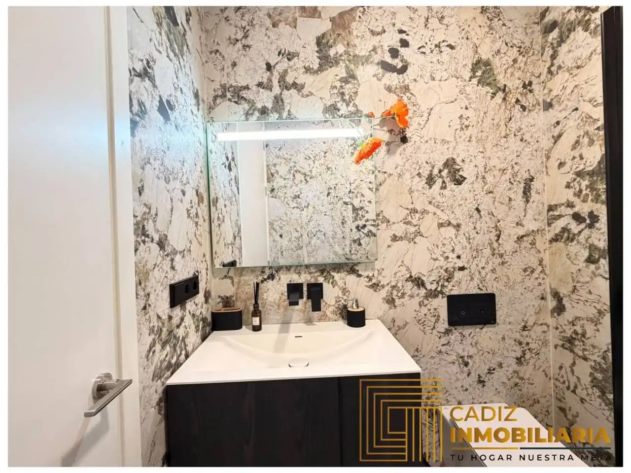 Bathroom of Flat for sale in Cádiz  with Air Conditioner and Furnished