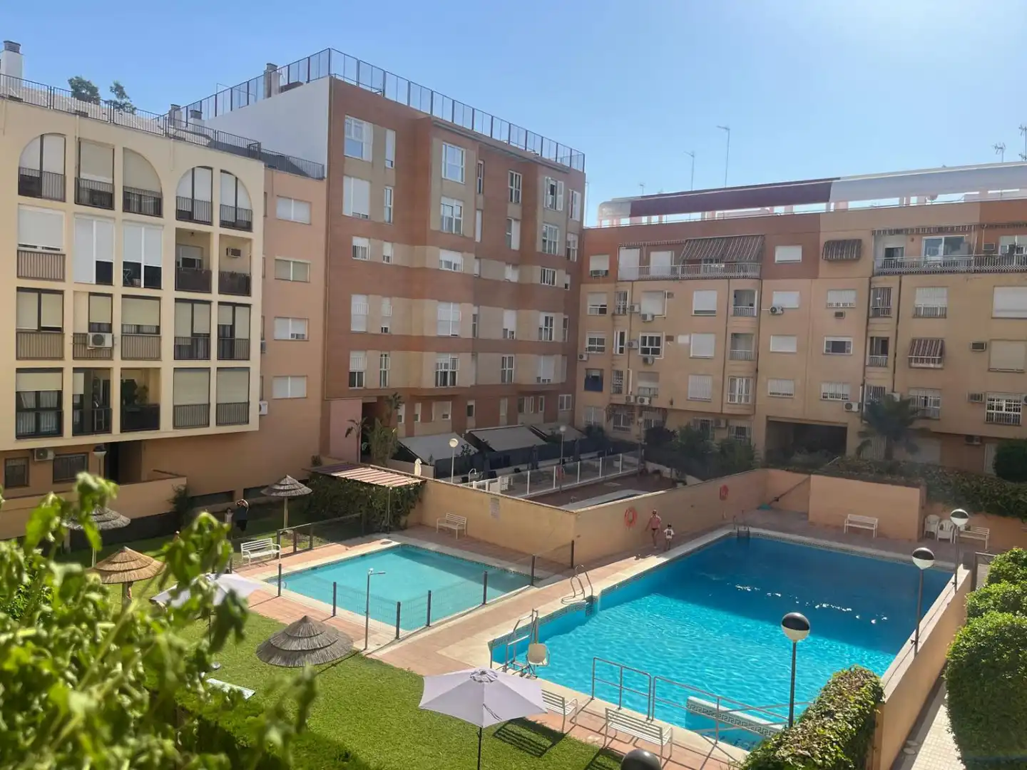 Exterior view of Flat for rent in Sevilla  with Air Conditioner, Terrace and Community pool