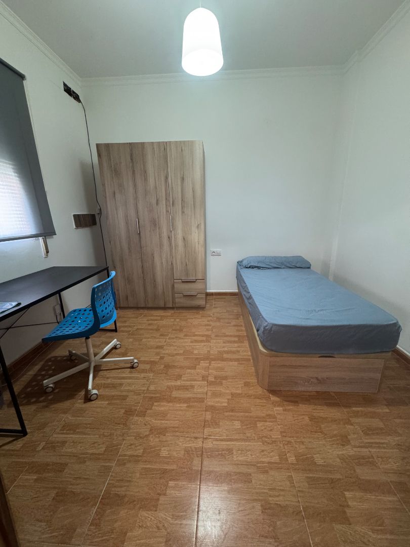 Habitación de Dúplex de alquiler en  Melilla Capital con Amueblado, Horno y Lavadora