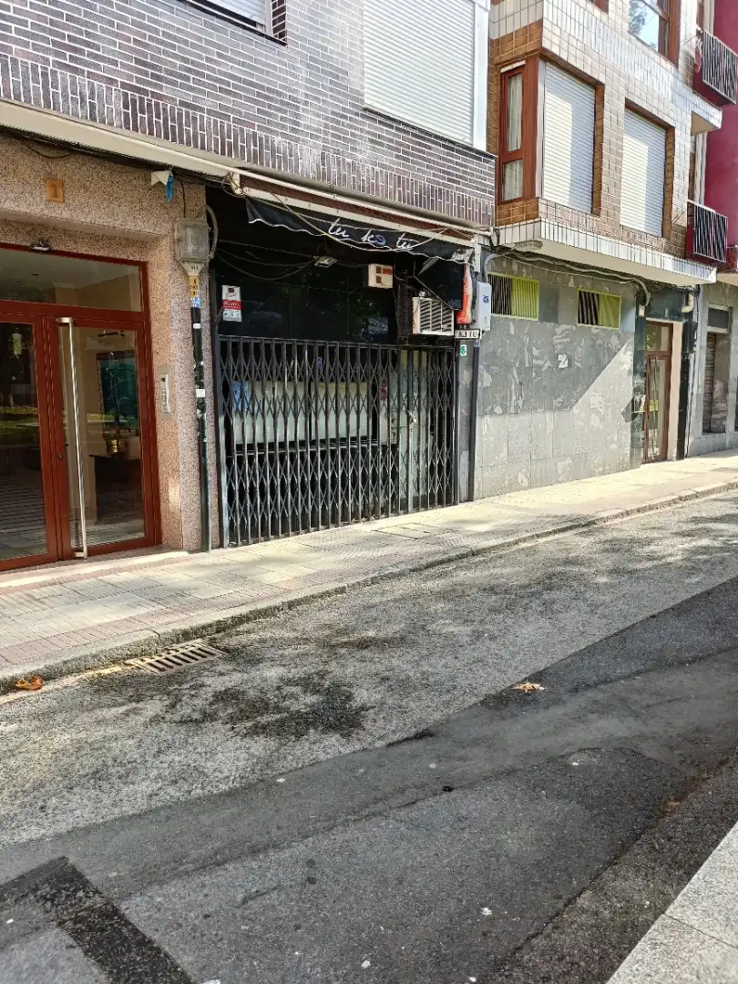 Vista exterior de Local en venda en Erandio amb Aire condicionat, Terrassa i Moblat