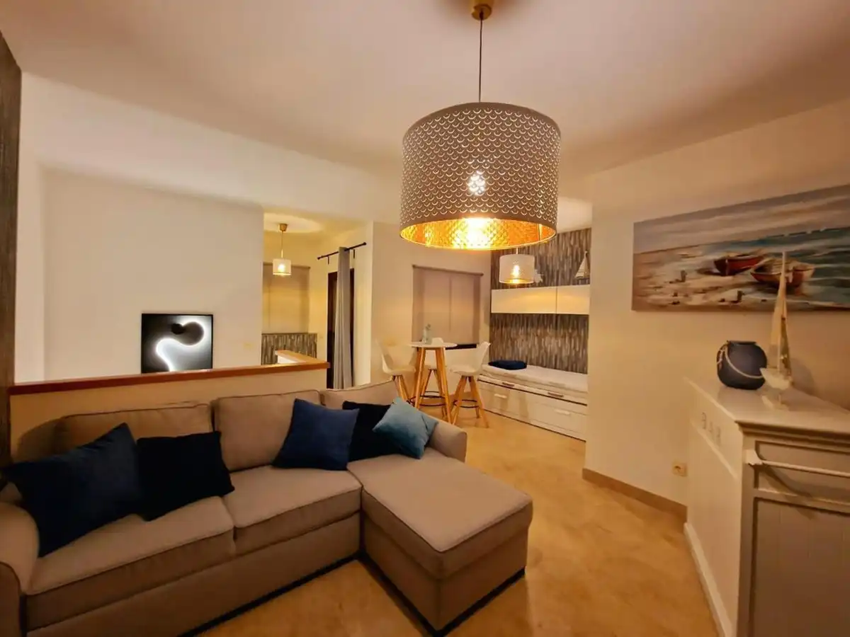 Sala d'estar de Casa adosada de lloguer en La Alcaidesa amb Jardí privat, Terrassa i Jacuzzi