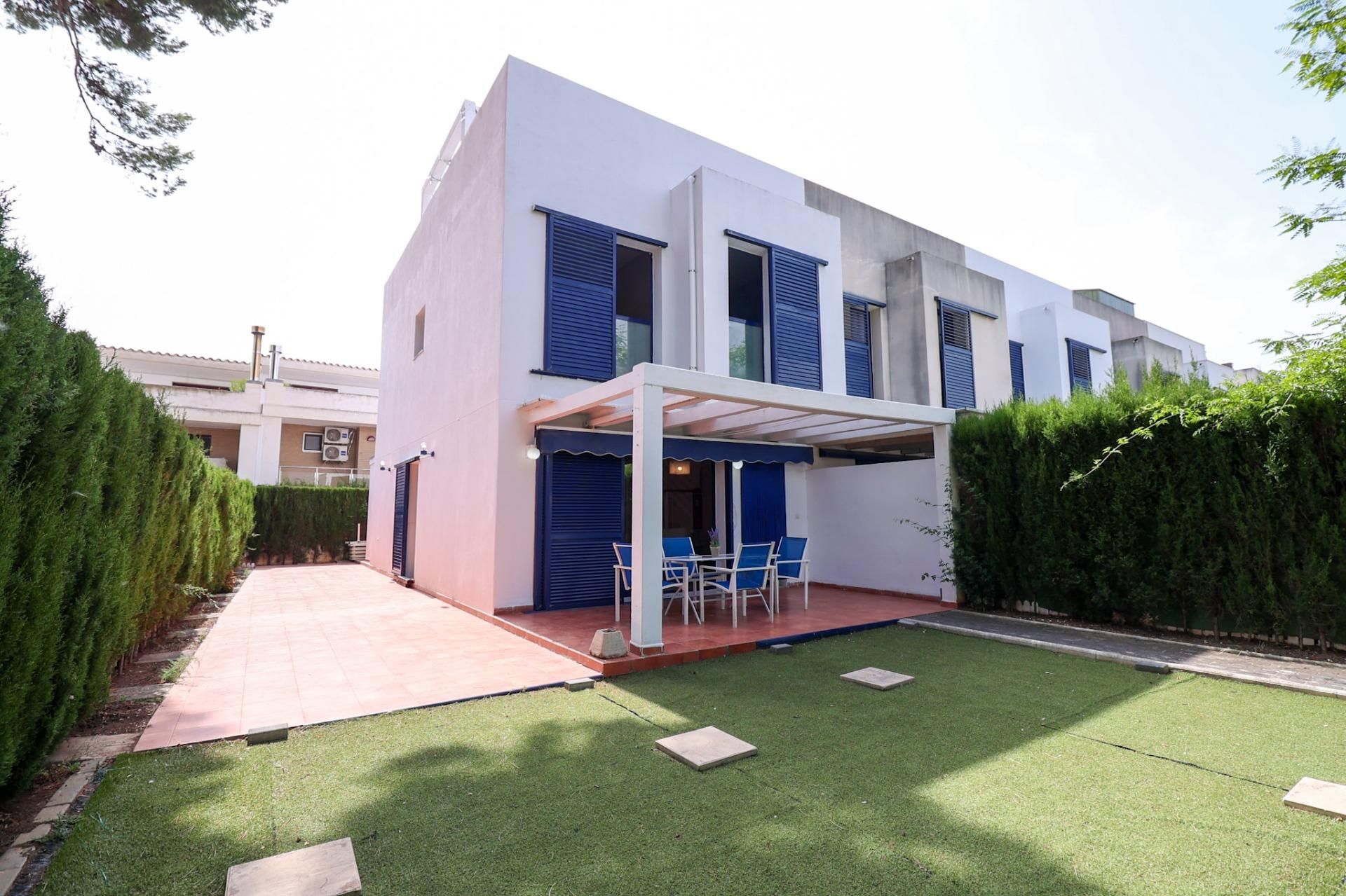 Vista exterior de Casa adosada en venda en Oropesa del Mar / Orpesa amb Aire condicionat, Jardí privat i Terrassa