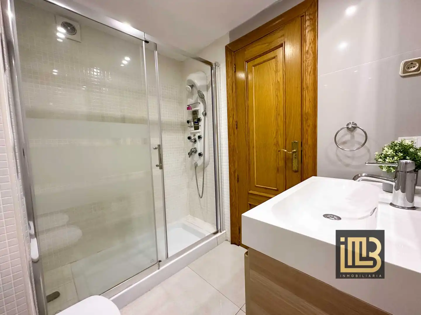 Bathroom of Flat for sale in Málaga  with Air Conditioner, Heating and Terrace