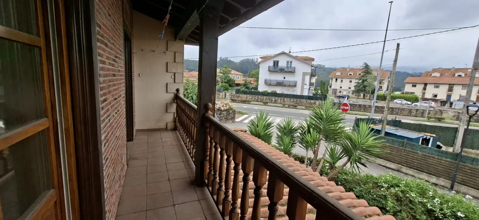 Terrassa de Casa adosada en venda en Cabezón de la Sal amb Calefacció, Jardí privat i Parquet